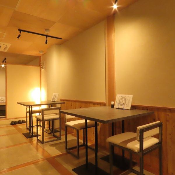 暖色系の明かりに照らされた店内は落ち着いた雰囲気◎カウンターに座って目の前で調理されたものをその場で楽しむのも良し、テーブルで友人や家族と楽しむのも良し。