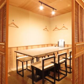 The partitioned table seats allow you to sit comfortably without worrying about others around you.