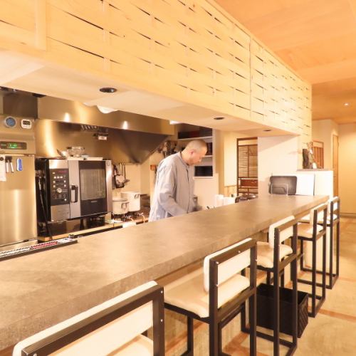 The relaxing counter seats are perfect for dates or solo diners.