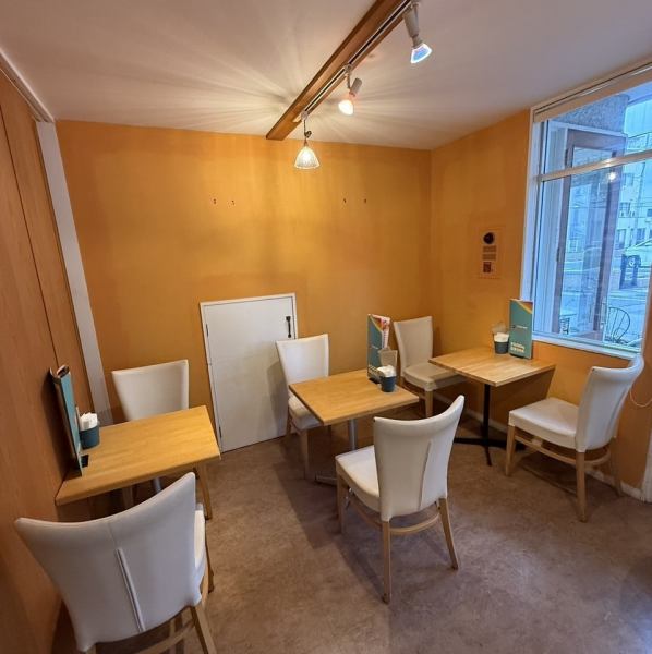 オレンジを基調とした温かみのある店内は、木目調のテーブルとソファ席が並び、落ち着いた雰囲気を演出。ゆったりとくつろげる空間で、デートや女子会にぴったり。自然光が差し込む窓際席は、ランチタイムにも心地よく過ごせます。