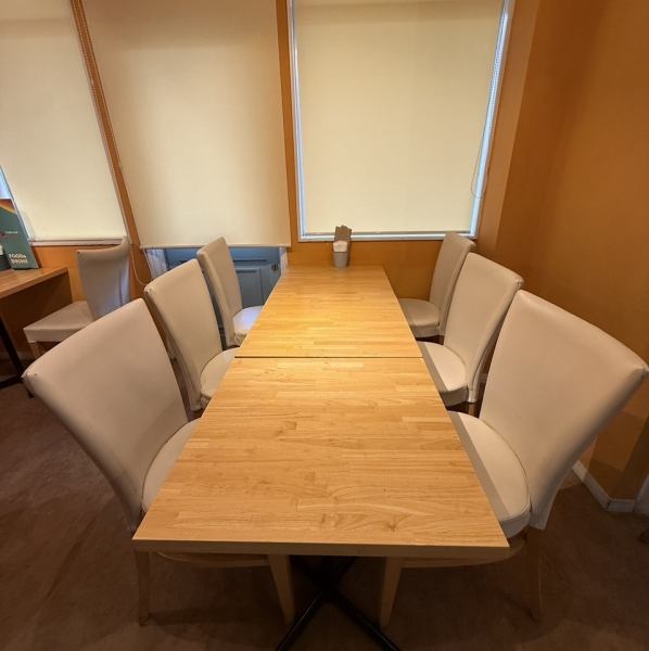 広々としたテーブル席は、4～6名のグループ利用に最適。明るい窓際で開放感を感じながら、会話も弾む心地よい空間です。貸切も可能なので、パーティーや記念日利用にもおすすめ。カジュアルでありながら上品な雰囲気が魅力です。