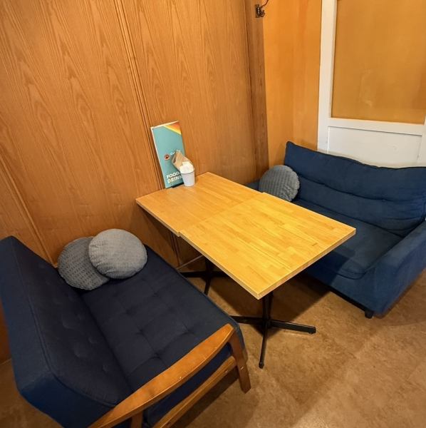 ナチュラルな木の質感とオレンジの壁が調和した店内は、居心地の良さを重視したデザイン。ソファ席でゆったり過ごせるほか、シンプルな照明が柔らかな光を演出。Wi-Fi完備で、食事だけでなくカフェタイムにも最適な空間です。