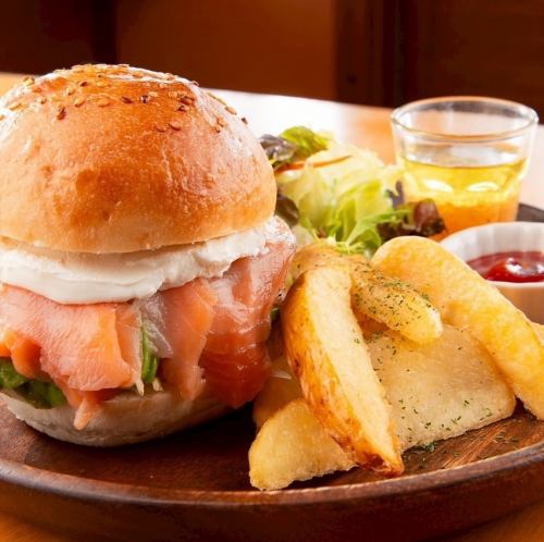 【ヘルシー美食！】サーモン・アボカド・クリームチーズの絶品バーガー♪