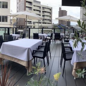 [Terrace on the 2nd floor] 4 tables for 2 people ◆Please also use it for meals with friends.