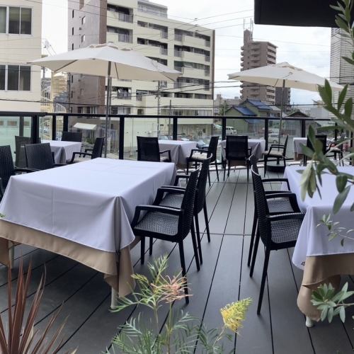 [Terrace on the 2nd floor] 4 tables for 2 people ◆Please also use it for meals with friends.