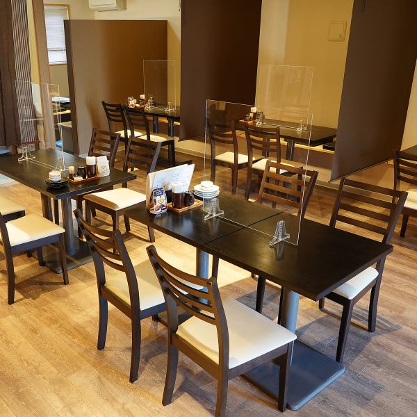 テーブルは3名様席から6名様席までご用意。少人数での宴会などに適した作りとなっており、感染症対策もしっかりと行っております。