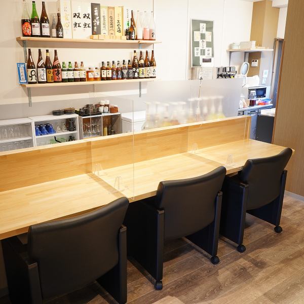 The counter seats are made based on wood, so it is suitable for those who want to drink calmly and for dates.