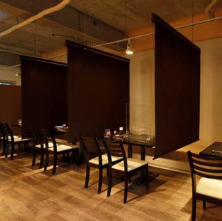 There are four tables facing the wall.The three tables, separated by roller curtains, can be joined together to accommodate up to 12 people.The acrylic is currently removed.