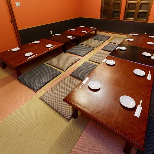[基於日語的古樸空間Dig Gotatsu]有7張桌子可供4人使用，可在各種場合使用，例如小宴會和大宴會。因為它是挖山羊的座椅，所以您可以放鬆身心，享受美食和飲品。還設有宴會課程，請隨時進行預訂。
