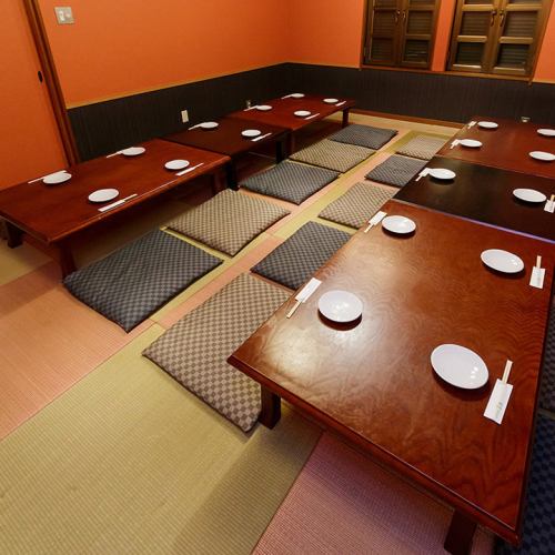 <p>[基於日語的古樸空間Dig Gotatsu]有7張桌子可供4人使用，可在各種場合使用，例如小宴會和大宴會。因為它是挖山羊的座椅，所以您可以放鬆身心，享受美食和飲品。還設有宴會課程，請隨時進行預訂。</p>