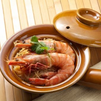 Steamed prawn and vermicelli in earthen pot