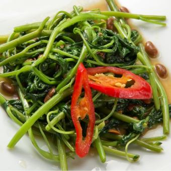 Stir-fried water spinach (Pad pak boon fai daeng)