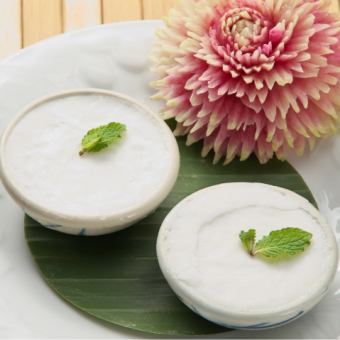 Coconut pudding (Khanom Tuay)