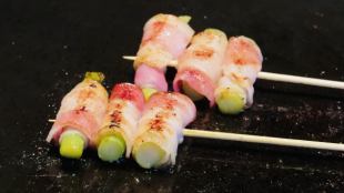 Skewers of asparagus bacon
