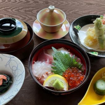 Holiday-only seafood meal: 4,000 yen. Weekends, holidays and dinner: an extra 500 yen.