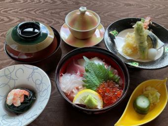 Holiday-only seafood meal: 3,800 yen. Weekends, holidays and dinner: an extra 500 yen.