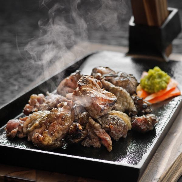 Made with domestic chicken.Charcoal-grilled chicken thigh 680 yen