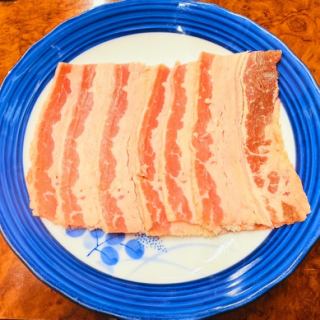 お一人様や少人数でのご利用にぴったりのカウンター席を2席ご用意しています。レトロな雰囲気が漂う店内で、自分だけの時間をゆっくりとお過ごしいただけます。仕事帰りのサク飲みにも最適です◎