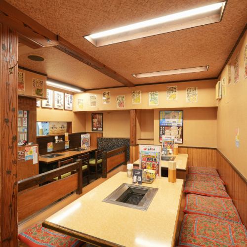 <p>懐かしい昭和の雰囲気が漂う、活気あふれる店内です。店内には、お一人様でも気軽に楽しめるカウンター席2席ご用意。またご家族やご友人と囲めるテーブル席もございます。お値段や服装を気にせず、誰とでも気兼ねなく楽しめるのが魅力◎まるで地元の定食屋さんのように、誰もがホッとできる温かい時間を提供します。</p>