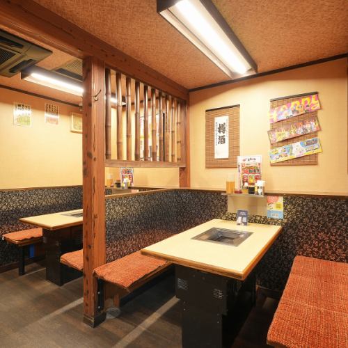 <p>昭和から続く老舗ホルモン屋である当店は、その雰囲気も大切にしています。一歩足を踏み入れれば、古き良き時代の温かさを感じられる空間が広がります。初めて訪れる方でもどこか懐かしさを感じる店内で、カウンターでじっくりと料理を味わったり、思い思いの過ごし方で特別な時間をお過ごしください。</p>