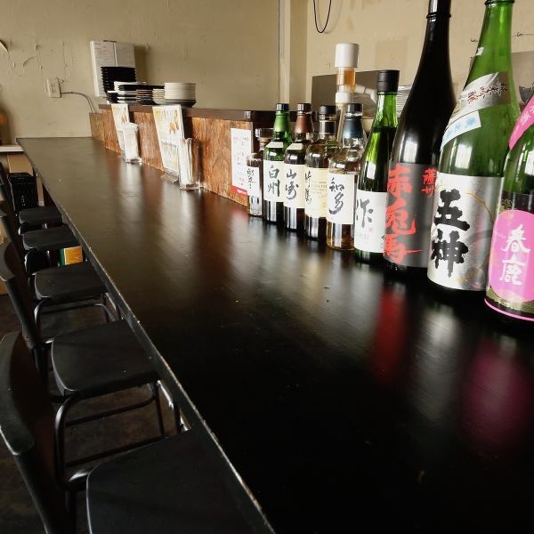 少人数のお客様に最適なカウンター席やテーブル席をご用意★一人飲みやデート、ご友人との飲み会にぴったりで、落ち着いたレトロ空間でリラックスして過ごせます。目の前で調理する様子を楽しめるカウンターは臨場感たっぷり♪隣席との間隔も適度に確保されており、気兼ねなく会話を楽しめる雰囲気です。