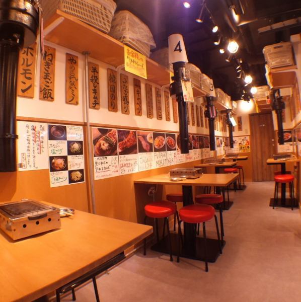 ふたごの店内はパイプいすと卓上のガスコンロという懐かしいテイスト。コンロはお店のコンセプトにこだわり廃盤のコンロを復刻したレア物！流れる音楽も2000年代J-POPで、どこか懐かしさが漂います