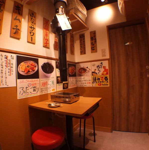懐かしい大阪の韓国焼肉屋が原点のふたご屋は明るい活気のある店内。肉のプロスタッフがご希望やお肉の種類によってお焼き致します。盛り上げなどもおまかせあれ！