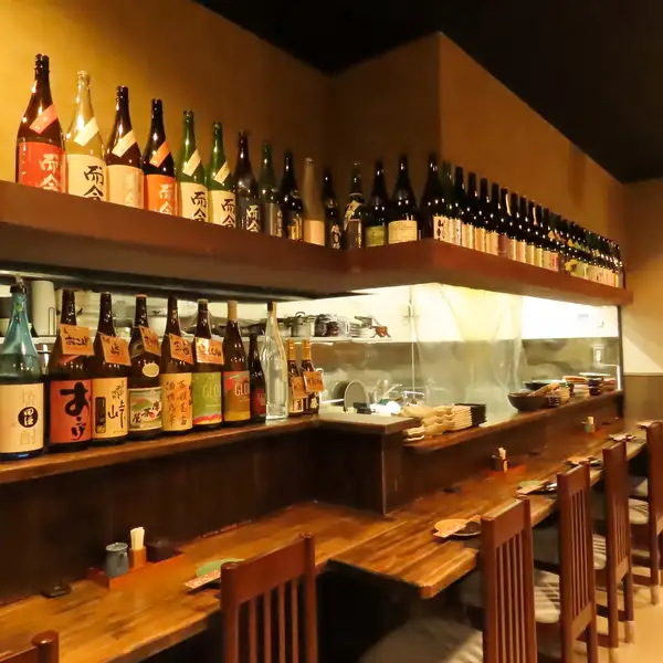 リニューアルした店内は、竹の装飾と木の温もりを感じる落ち着いた和の空間。1人でも大人数でも大歓迎です!ゆっくりと寛ぎながらお料理とお酒をお楽しみいただけます♪足を伸ばせる掘りごたつ席や、お一人様に最適なカウンター席も完備。忙しい日常を忘れ、まごころ溢れる心地良い雰囲気の中で至福の時間をお過ごし下さい