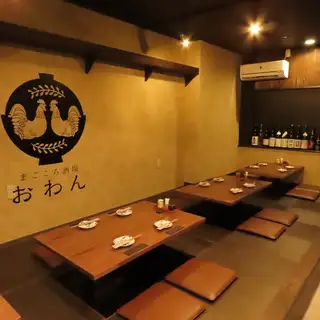 和の雰囲気が漂う落ち着いた店内には、足を伸ばしてゆったりと寛げる4名様用の掘りごたつ席をご用意しております◎デートや少人数でのお食事にもぴったりな居心地抜群の空間です♪九州地鶏をはじめとする自慢のお料理と、豊富に取り揃えたお酒をじっくりと堪能しながら、大切な方と特別な時間をお過ごしください!