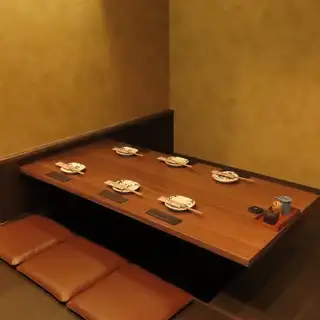 まごころ酒場おわんの店内には、足を伸ばしてゆったりと寛げる小上がりの掘りごたつ席をご用意しております!4名様用のテーブルが3卓と、6名様用のテーブルが1卓あり、ご友人同士のお食事や会社飲みなど幅広いシーンでご利用可能です◎和の雰囲気が漂う落ち着いた空間で、こだわりの絶品料理とお酒をお楽しみください♪