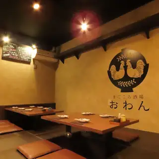 歓送迎会や忘年会、新年会などのご宴会に大活躍する6名様用の掘りごたつ席をご用意しております!和の雰囲気が広がる落ち着いた店内は、皆様でテーブルを囲んでお食事を楽しむのにぴったりな空間です◎特製コク旨スープの牛もつ鍋などが楽しめる自慢のコース料理やお酒と共に、思い出に残るご宴会をお楽しみください!