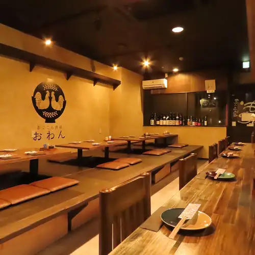 まごころ酒場おわんの店内には、全8席のカウンターをご用意しております!和の雰囲気が漂う落ち着いた空間で、お一人様でも大歓迎です◎カウンターでしっぽりとお食事を楽しんだり、気軽にお酒を味わったりと心地よい時間をお過ごしいただけます♪自慢の九州地鶏の炭火串焼きをじっくりとご堪能ください!