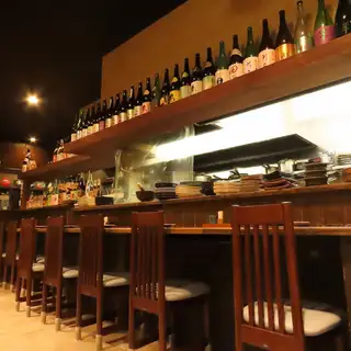 和の趣が広がる落ち着いた店内には、全8席のカウンターをご用意しております!こじんまりとお食事を楽しみたい時や、デートでのご利用にもお勧めのお席です◎まごころ感じる和風居酒屋の心温まる空間で、大切な人とのひとときをお過ごしください♪季節の食材を使ったお料理や豊富なお酒をご提供いたします!