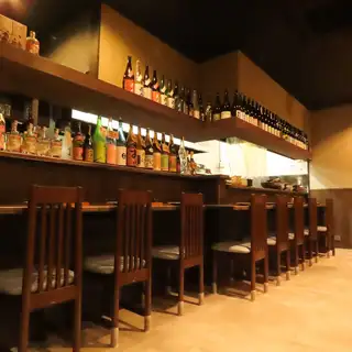 カウンター席は全8席ご用意しております!目の前には日本酒などのボトルがずらりと並ぶ、お酒好きにはたまらない空間です◎和の雰囲気が漂う落ち着いた店内で、厳選された日本酒と絶品の九州地鶏料理を存分に堪能していただけます♪お一人様で気軽にお食事を楽しむのにもぴったりな居心地の良いお席です!