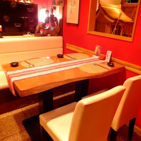 私人餐桌室，可容纳2至4人。