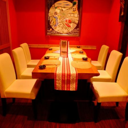 私人餐桌房间，可容纳4至6人。