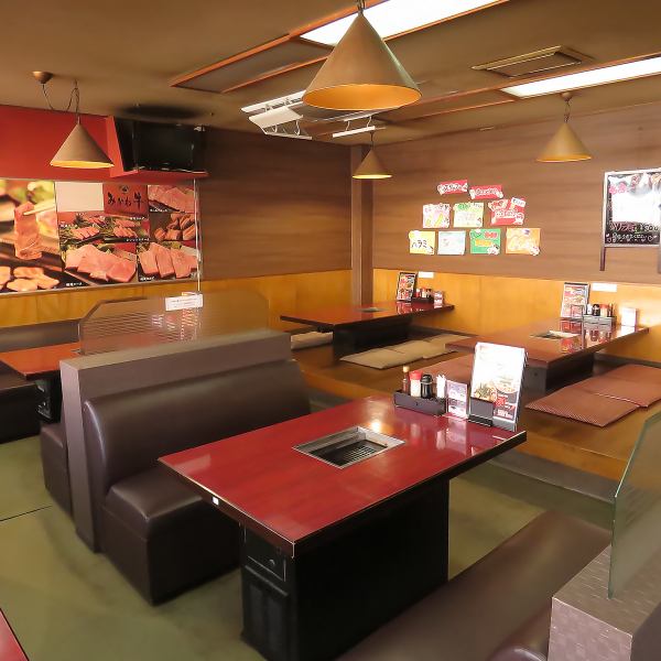 【みんなでワイワイ焼肉を楽しめる】女性店長になってから雰囲気が変わったと評判の当店。親しみやすいポップな印象で、スタッフとの距離の近さも魅力のひとつ◎秘伝のタレでいただくこだわりのお肉を、ぜひみなさまでご堪能ください！