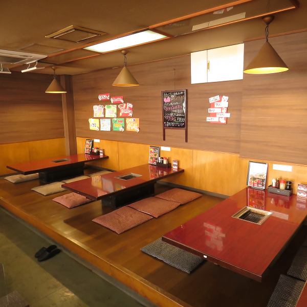 【テーブル席と座敷席のご用意】大人数でのご宴会も楽しめる広々とした空間をご用意。最大30名様まで貸し切りでのご宴会も承っております◎親しい方々とのお集まりが充実したひとときになるよう、一同心をこめておもてなしいたします。