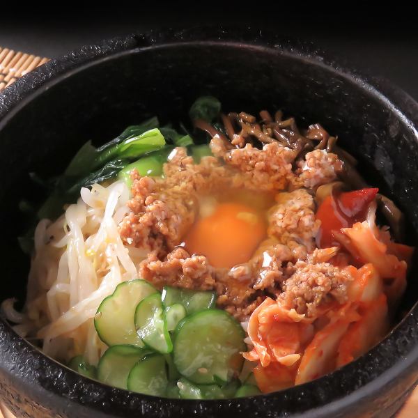 ≪当店に来たらこれっ！≫締めにピッタリで甘辛なタレが癖になる♪石焼ビビンバ　979円(税込)