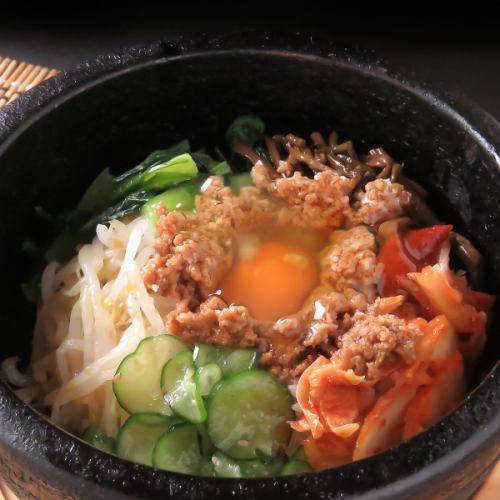 ≪当店に来たらこれっ！≫締めにピッタリで甘辛なタレが癖になる♪石焼ビビンバ　979円(税込)