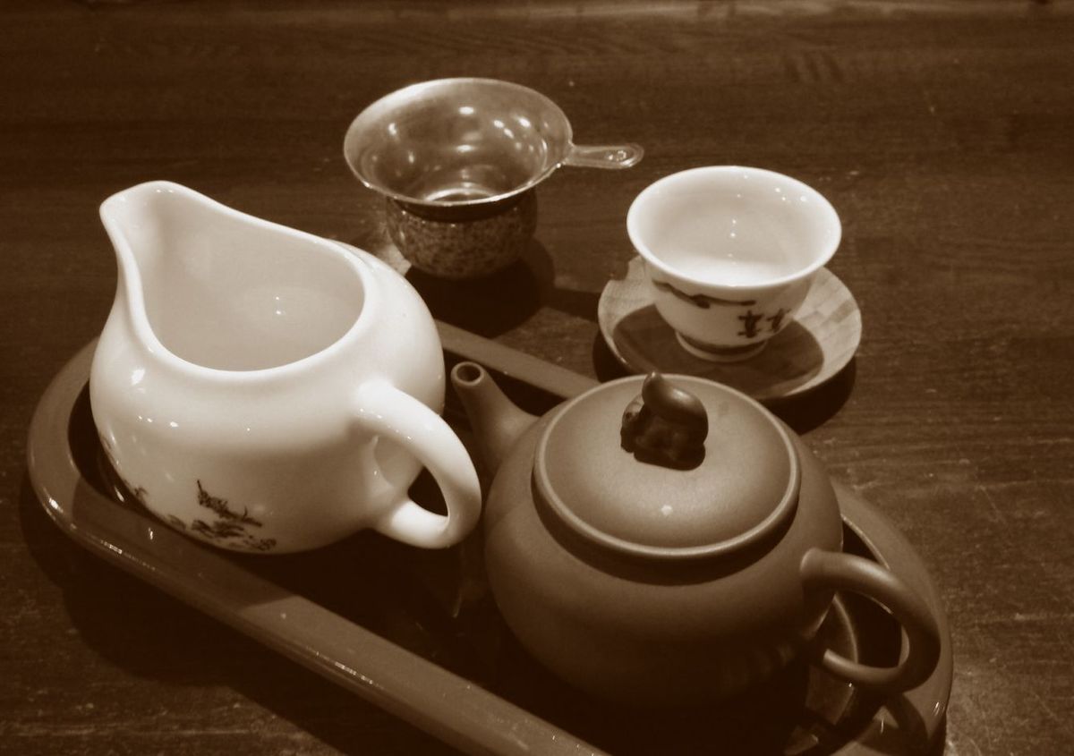 小さな茶器と湯飲み。茶海と呼ばれるピッチャー