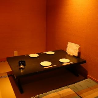 【座敷4名】柔らかな照明が灯りが、心安らぐひとときを演出する和空間。おばんざいや和食の繊細な味わいを、リラックスした状態でお楽しみいただけます。仕切りと扉ありなので個室利用可能です♪