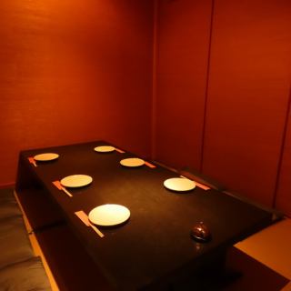 【座敷6名】低いテーブルで足を伸ばしながら、ゆったりとお食事を楽しむことができるこの座敷は、友人や家族との特別な時間にぴったりです♪個室利用可能なので、接待や会食にもおすすめ◎