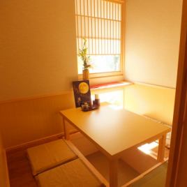 Also for lunch ◎ We offer a number of modern Japanese private rooms that are soft and immersed in sunlight.The digging kotatsu private room of the complete private room is popular as soon as possible ♪ In a space where the taste of Japanese is valued, the nostalgic lighting of Japanese paper lanterns creates a new atmosphere.Our shop is welcomed by small groups ★ It is a perfect space for private drinking parties and dates ♪ Please feel free to use ◎
