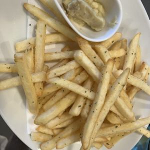 炸薯条佐凤尾鱼黄油