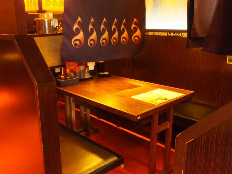 お洒落な雰囲気のテーブル席！ついつい会話も弾んじゃう♪