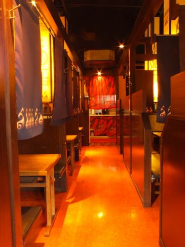 暖色に包まれた店内