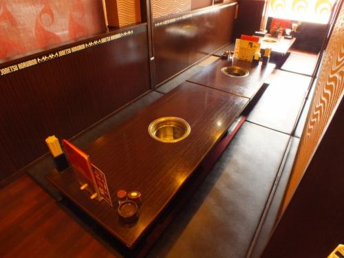 大人数の宴会が出来る掘り炬燵席です