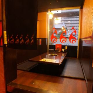 ゆっくりとお食事をお愉しみいただける半個室席をご用意しております。