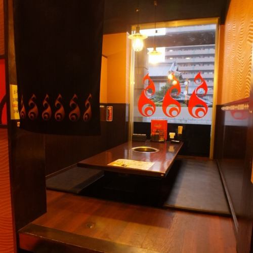 ゆっくりとお食事をお愉しみいただける半個室席をご用意しております。